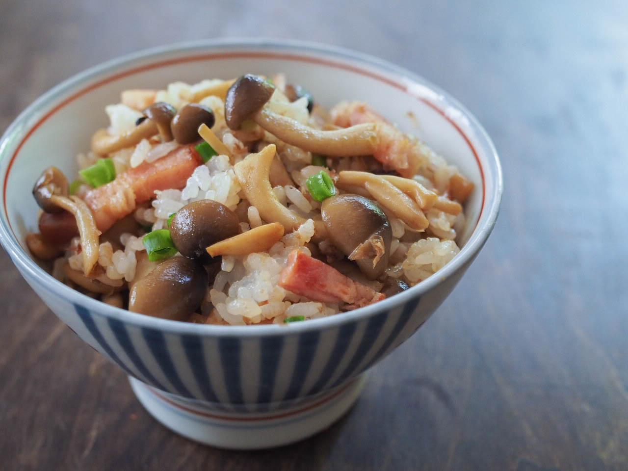 しめじとベーコンの混ぜご飯 奥薗壽子のなべかまぺえじ