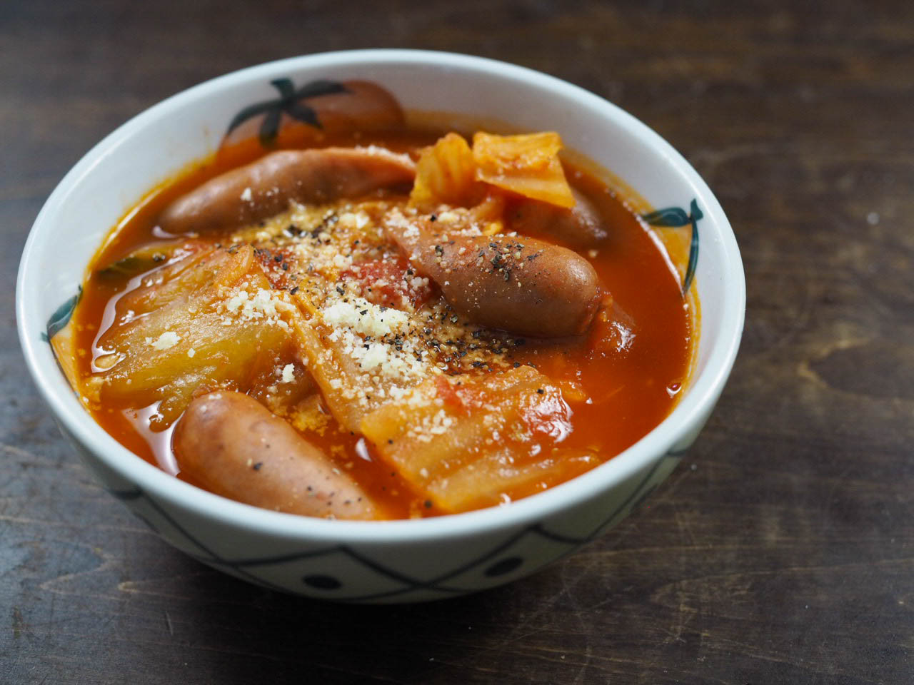 白菜とソーセージのトマト煮 奥薗壽子のなべかまぺえじ