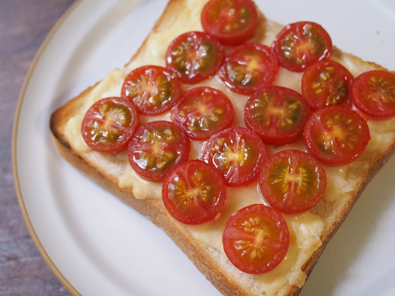 ミニトマトのチーズトースト 奥薗壽子のなべかまぺえじ